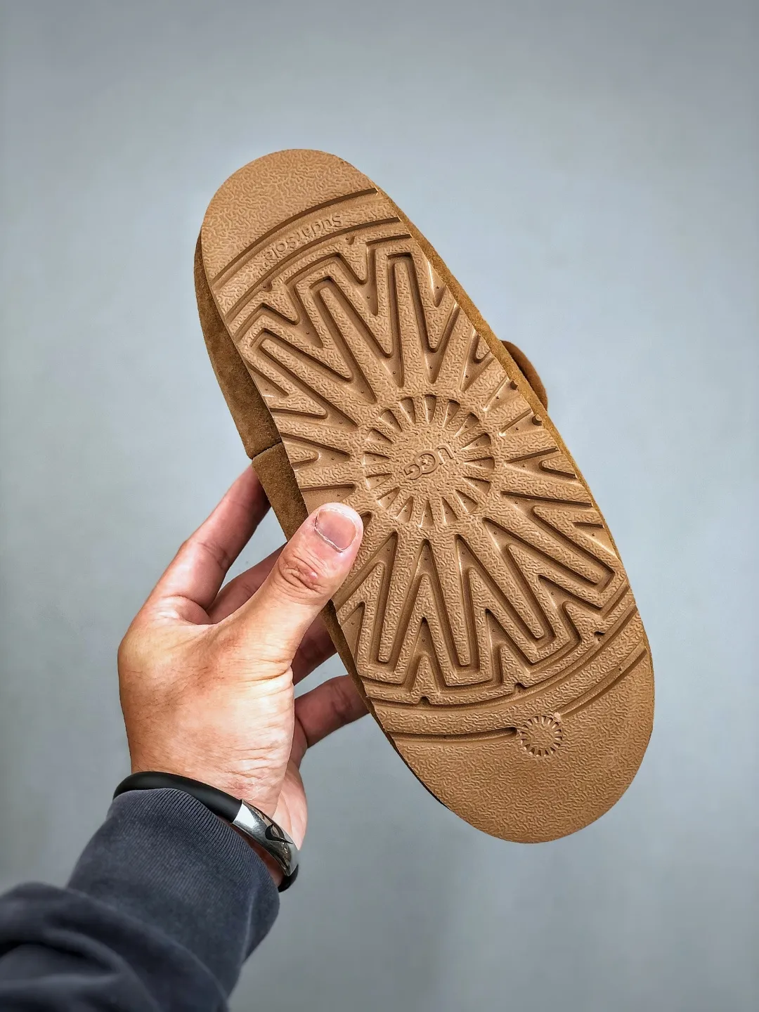 Local self-pickup 💰520 supports store release. The best-selling model on the entire network at the end of the year, UGG Mary Jane Mule slippers, 1.5CM thin sole, women's model, Xiaohongshu hot model, produced by a major foreign trade factory in Guangzhou, from toe to insole, real sheep fur, independent outer box packaging, craftsmanship, different from any version on the market, 1.5Ccm thin sole, independent original development of outsole, cashmere insole, keeping warm in winter, going out, and a very suitable choice for home use. This year uug launches a style series Partly catered to the preferences of young consumers, it has also moved to the forefront of fashion trends. Shoe body material: suede upper, 17mm UGGPURE™ implanted wool insole, lightweight non-slip and comfortable rubber outsole, with brand LOGO and trademark, with full packaging Size: 35-40
